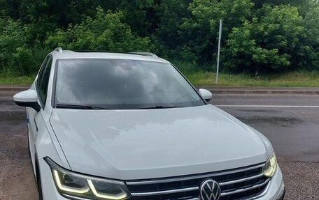 Volkswagen Tiguan II, 2021 год, 3 400 000 рублей, 2 фотография