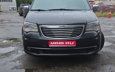 Chrysler Voyager IV, 2014 год, 1 999 000 рублей, 1 фотография