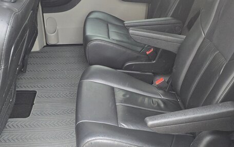 Chrysler Voyager IV, 2014 год, 1 999 000 рублей, 14 фотография