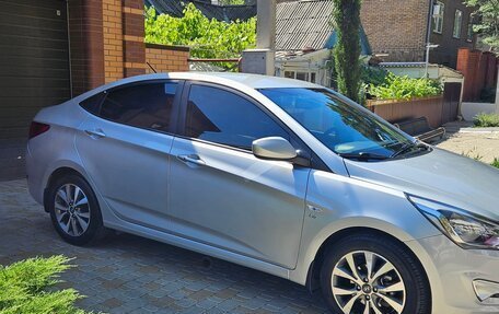 Hyundai Solaris II рестайлинг, 2015 год, 1 300 000 рублей, 2 фотография