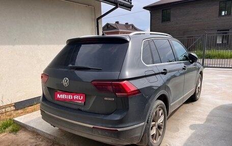 Volkswagen Tiguan II, 2018 год, 2 500 000 рублей, 3 фотография