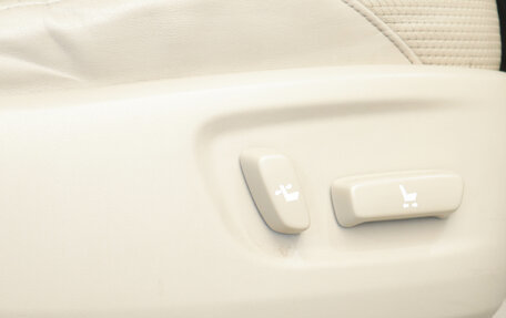 Toyota Land Cruiser Prado 150 рестайлинг 2, 2011 год, 3 089 000 рублей, 22 фотография