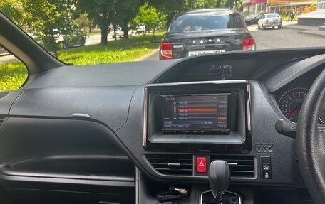 Toyota Voxy III, 2017 год, 2 040 000 рублей, 9 фотография