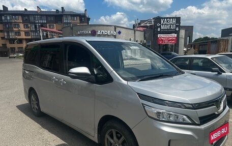 Toyota Voxy III, 2017 год, 2 040 000 рублей, 4 фотография
