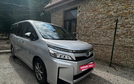 Toyota Voxy III, 2017 год, 2 040 000 рублей, 5 фотография