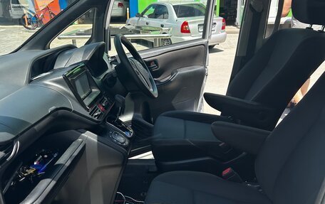 Toyota Voxy III, 2017 год, 2 040 000 рублей, 25 фотография