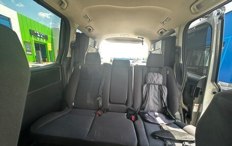 Toyota Voxy III, 2017 год, 2 040 000 рублей, 16 фотография
