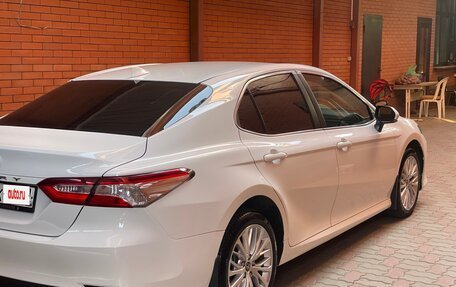Toyota Camry, 2021 год, 2 600 000 рублей, 2 фотография