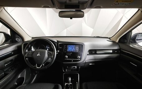 Mitsubishi Outlander III рестайлинг 3, 2021 год, 2 315 000 рублей, 14 фотография
