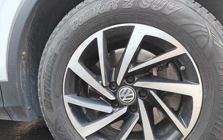 Volkswagen Tiguan II, 2018 год, 2 599 000 рублей, 17 фотография
