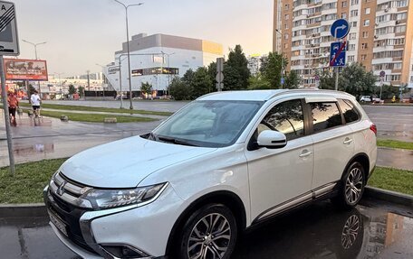 Mitsubishi Outlander III рестайлинг 3, 2017 год, 1 700 000 рублей, 2 фотография