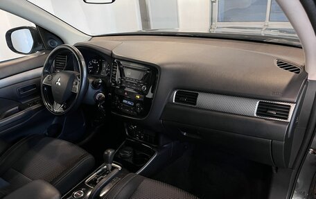 Mitsubishi Outlander III рестайлинг 3, 2017 год, 2 045 000 рублей, 12 фотография