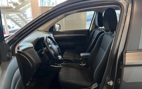 Mitsubishi Outlander III рестайлинг 3, 2017 год, 2 045 000 рублей, 16 фотография