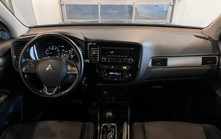 Mitsubishi Outlander III рестайлинг 3, 2017 год, 2 045 000 рублей, 9 фотография