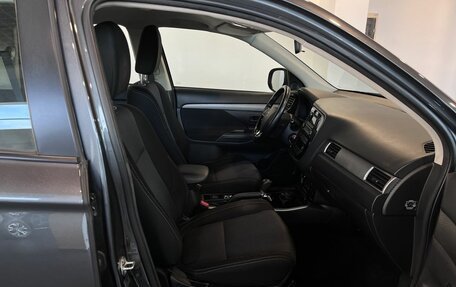 Mitsubishi Outlander III рестайлинг 3, 2017 год, 2 045 000 рублей, 26 фотография