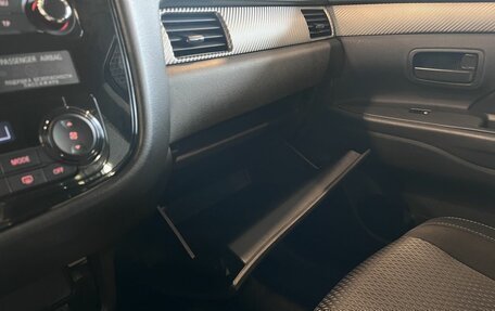 Mitsubishi Outlander III рестайлинг 3, 2017 год, 2 045 000 рублей, 29 фотография