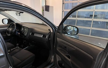 Mitsubishi Outlander III рестайлинг 3, 2017 год, 2 045 000 рублей, 28 фотография
