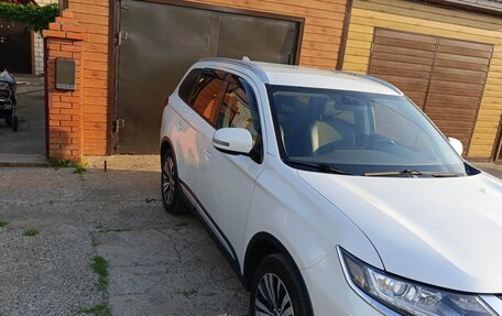 Mitsubishi Outlander III рестайлинг 3, 2019 год, 1 900 000 рублей, 2 фотография
