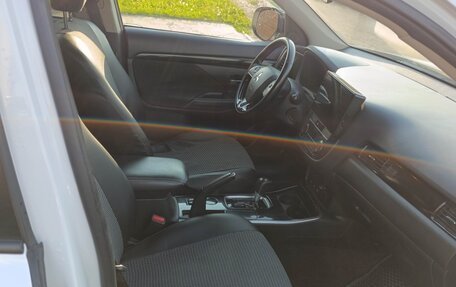 Mitsubishi Outlander III рестайлинг 3, 2019 год, 1 900 000 рублей, 6 фотография