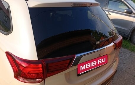 Mitsubishi Outlander III рестайлинг 3, 2019 год, 1 900 000 рублей, 4 фотография
