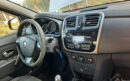 Renault Logan II, 2017 год, 180 000 рублей, 2 фотография