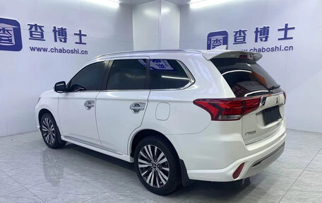 Mitsubishi Outlander III рестайлинг 3, 2022 год, 2 500 000 рублей, 4 фотография