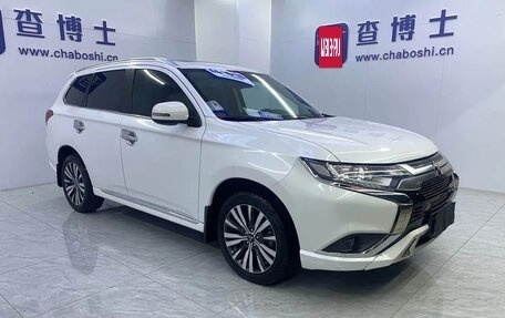 Mitsubishi Outlander III рестайлинг 3, 2022 год, 2 500 000 рублей, 2 фотография