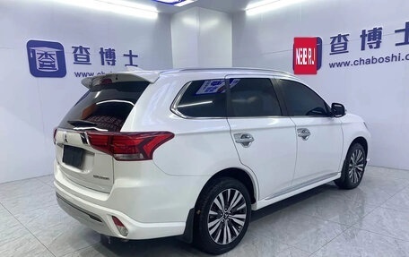 Mitsubishi Outlander III рестайлинг 3, 2022 год, 2 500 000 рублей, 6 фотография