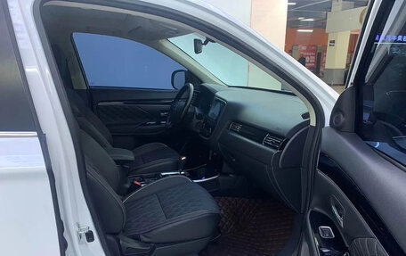 Mitsubishi Outlander III рестайлинг 3, 2022 год, 2 500 000 рублей, 19 фотография