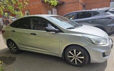 Hyundai Solaris II рестайлинг, 2012 год, 630 000 рублей, 3 фотография