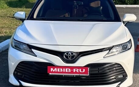 Toyota Camry, 2019 год, 1 900 000 рублей, 10 фотография