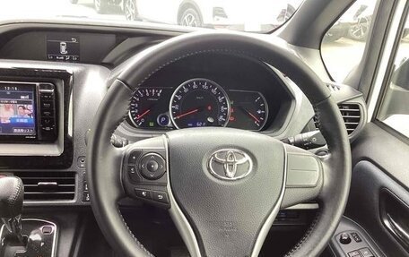 Toyota Voxy III, 2016 год, 1 820 000 рублей, 12 фотография