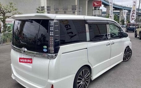 Toyota Voxy III, 2016 год, 1 820 000 рублей, 5 фотография