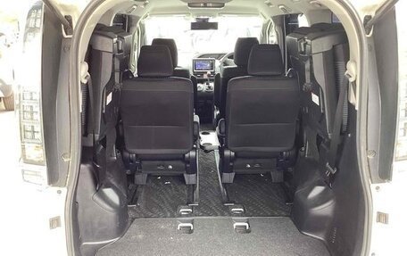 Toyota Voxy III, 2016 год, 1 820 000 рублей, 20 фотография