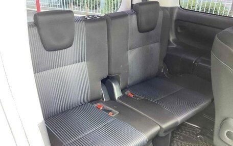 Toyota Voxy III, 2016 год, 1 820 000 рублей, 22 фотография
