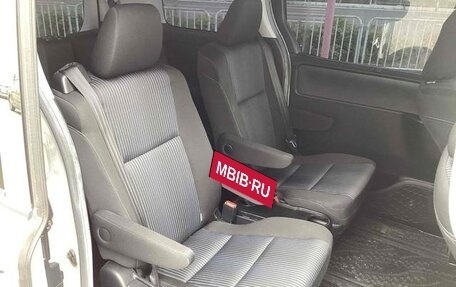Toyota Voxy III, 2016 год, 1 820 000 рублей, 21 фотография