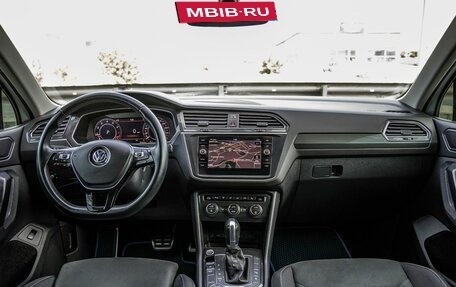 Volkswagen Tiguan II, 2018 год, 2 598 000 рублей, 13 фотография