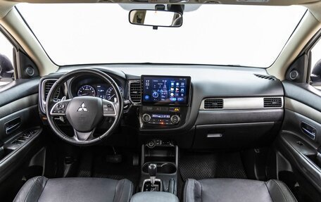 Mitsubishi Outlander III рестайлинг 3, 2014 год, 1 735 000 рублей, 13 фотография