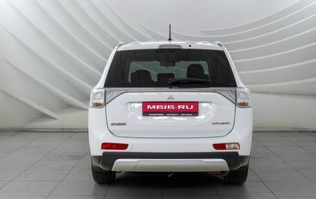 Mitsubishi Outlander III рестайлинг 3, 2014 год, 1 735 000 рублей, 6 фотография
