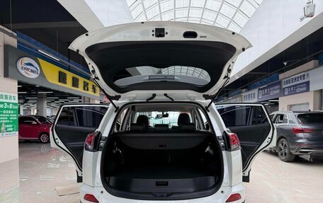 Toyota RAV4, 2017 год, 1 850 000 рублей, 8 фотография