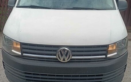 Volkswagen Caravelle T6 рестайлинг, 2017 год, 2 200 000 рублей, 1 фотография