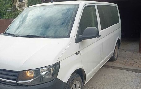 Volkswagen Caravelle T6 рестайлинг, 2017 год, 2 200 000 рублей, 2 фотография