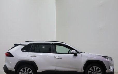 Toyota RAV4, 2021 год, 3 320 000 рублей, 4 фотография