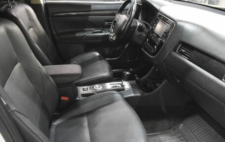 Mitsubishi Outlander III рестайлинг 3, 2016 год, 1 630 000 рублей, 10 фотография