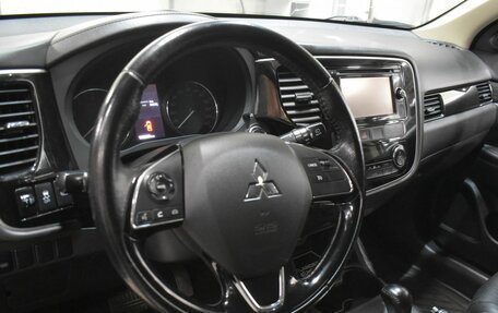 Mitsubishi Outlander III рестайлинг 3, 2016 год, 1 630 000 рублей, 13 фотография