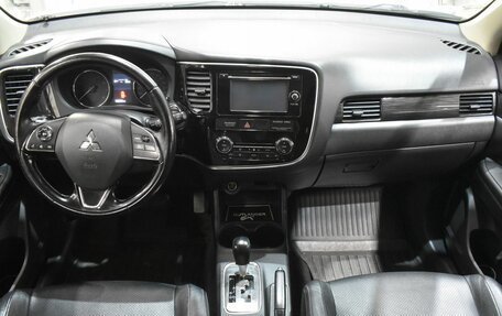 Mitsubishi Outlander III рестайлинг 3, 2016 год, 1 630 000 рублей, 12 фотография