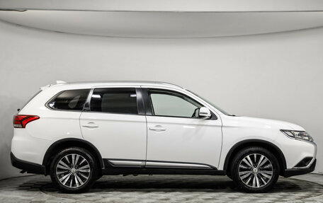 Mitsubishi Outlander III рестайлинг 3, 2019 год, 2 199 000 рублей, 12 фотография