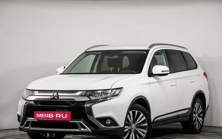 Mitsubishi Outlander III рестайлинг 3, 2019 год, 2 199 000 рублей, 9 фотография