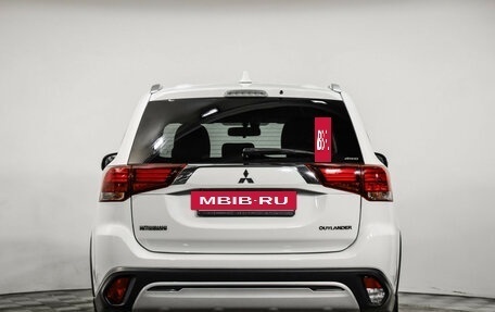 Mitsubishi Outlander III рестайлинг 3, 2019 год, 2 199 000 рублей, 15 фотография