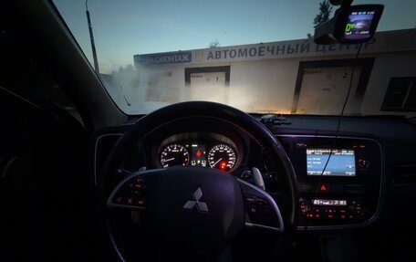 Mitsubishi Outlander III рестайлинг 3, 2014 год, 1 600 000 рублей, 9 фотография